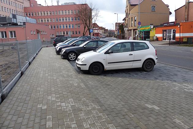 Nowe miejsca postojowe przy szpitalu