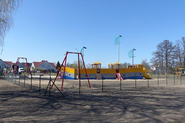 Plac zabaw przy Komuny Paryskiej otwarty!