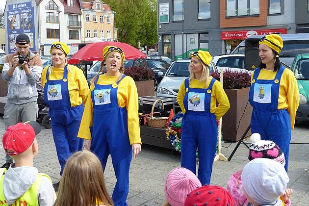 Na Placu Pokoju Minionki zapisują do biblioteki