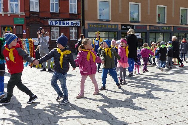 Na Placu Pokoju Minionki zapisują do biblioteki