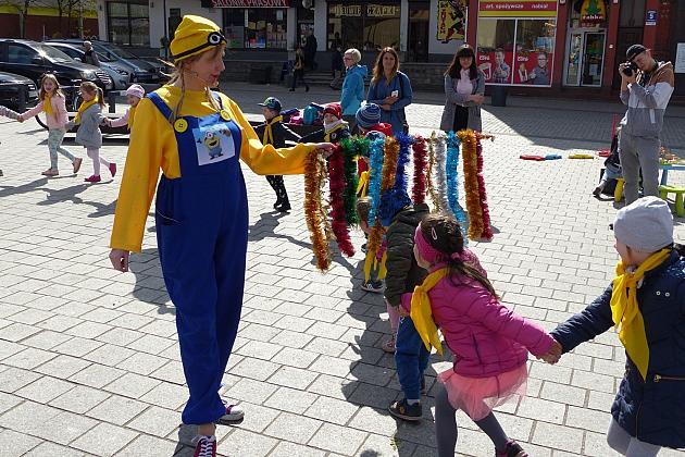 Na Placu Pokoju Minionki zapisują do biblioteki