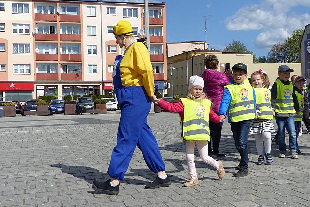 Na Placu Pokoju Minionki zapisują do biblioteki