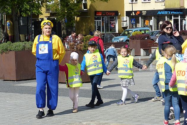 Na Placu Pokoju Minionki zapisują do biblioteki