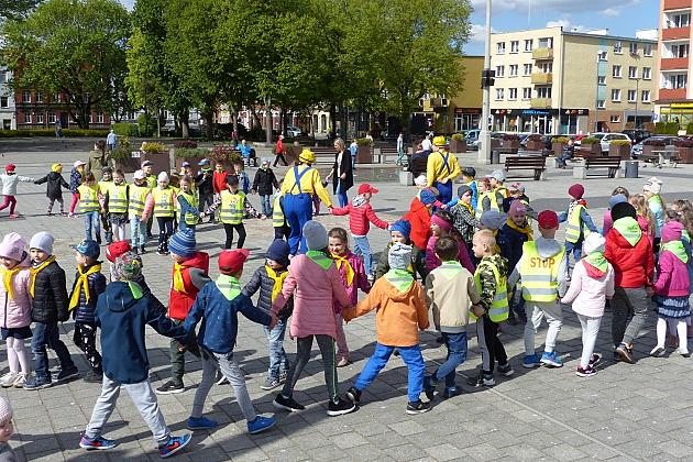 Na Placu Pokoju Minionki zapisują do biblioteki
