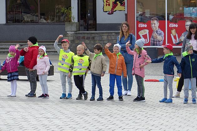 Na Placu Pokoju Minionki zapisują do biblioteki