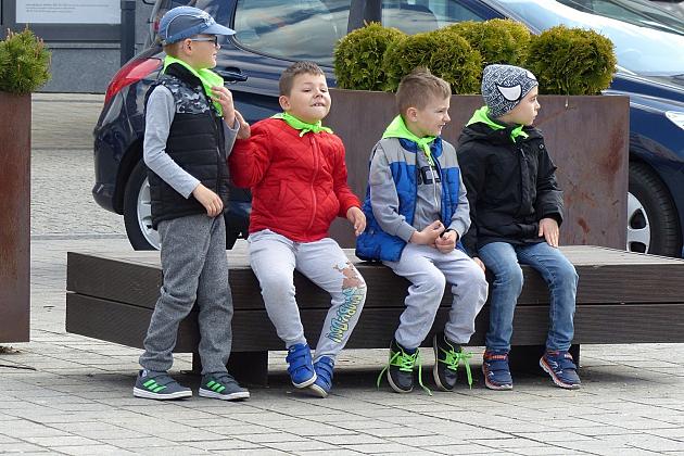 Na Placu Pokoju Minionki zapisują do biblioteki