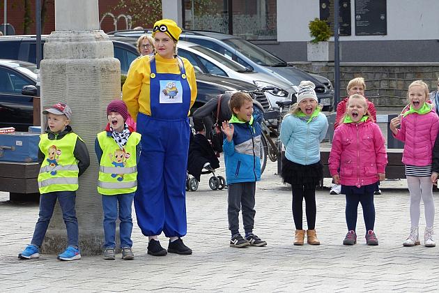 Na Placu Pokoju Minionki zapisują do biblioteki