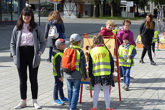 Na Placu Pokoju Minionki zapisują do biblioteki