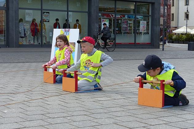 Na Placu Pokoju Minionki zapisują do biblioteki