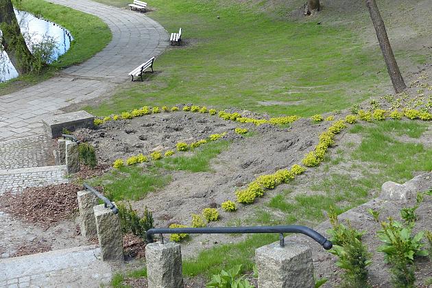 Staw w Parku Chrobrego z nowymi ławkami