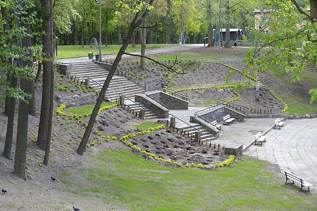 Staw w Parku Chrobrego z nowymi ławkami