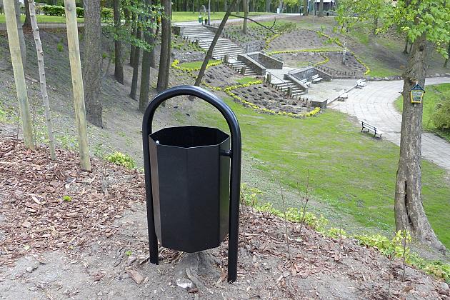 Staw w Parku Chrobrego z nowymi ławkami