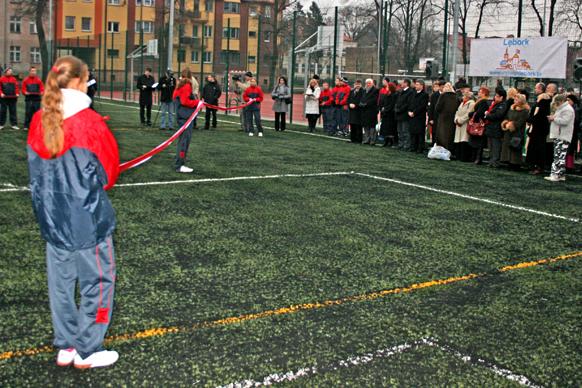 Piłka potoczyła się na murawie Orlika 