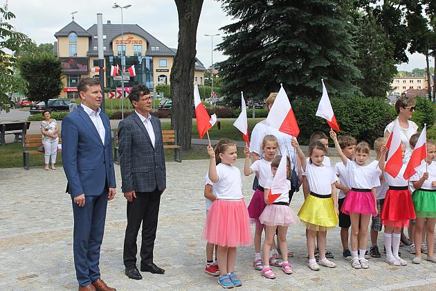 Skwer Orła Białego z biało-czerwoną flagą