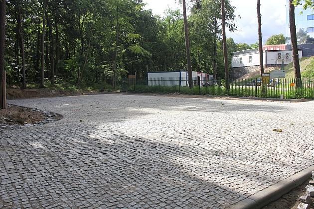 Ulica z parkingiem do wieży w Parku Chrobrego