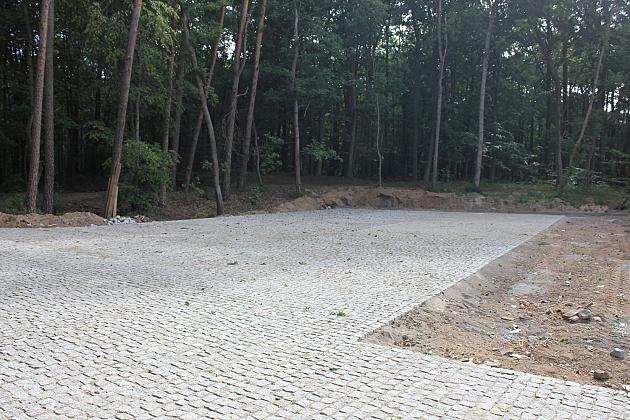 Ulica z parkingiem do wieży w Parku Chrobrego