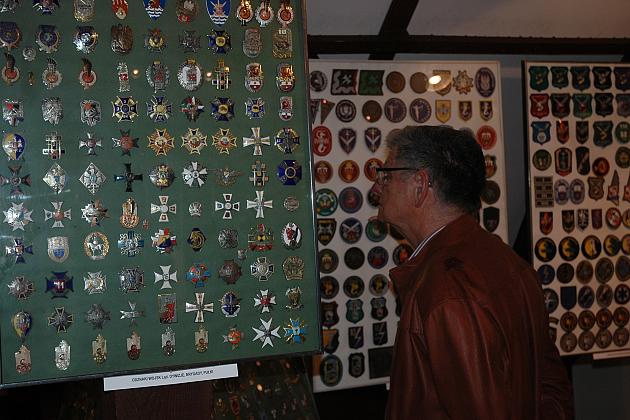 9 tysięcy wojskowych odznak, proporczyków, emblematów w lęborskim Muzeum
