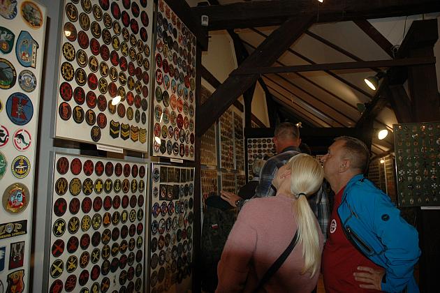 9 tysięcy wojskowych odznak, proporczyków, emblematów w lęborskim Muzeum