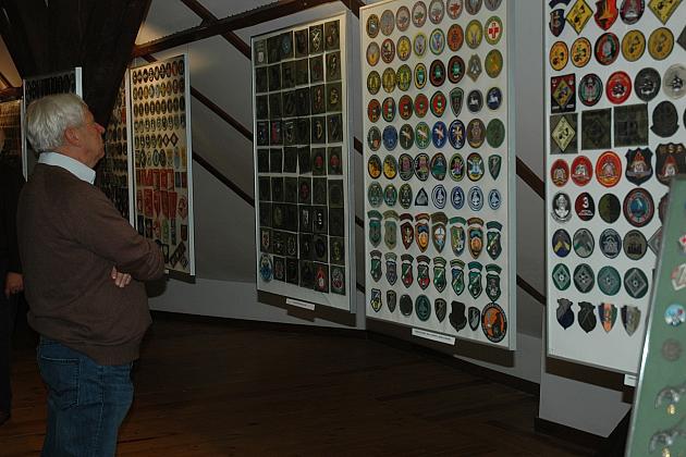 9 tysięcy wojskowych odznak, proporczyków, emblematów w lęborskim Muzeum