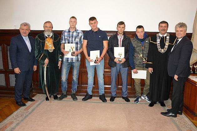 Pasowanie czeladników w ratuszu