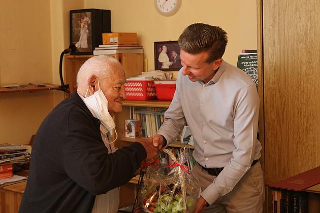 Z życzeniami na 97 urodziny u lęborskiego Kombatanta