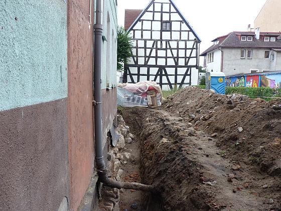 Archeologiczne odkrycie przy murach i zamku