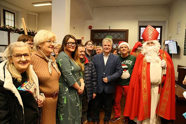 Kalendarze Lęborka na rok 2023 rozdane na „Mikołajki”