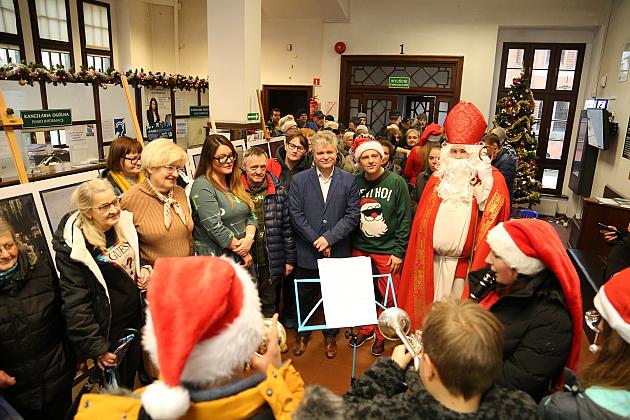 Kalendarze Lęborka na rok 2023 rozdane na „Mikołajki”