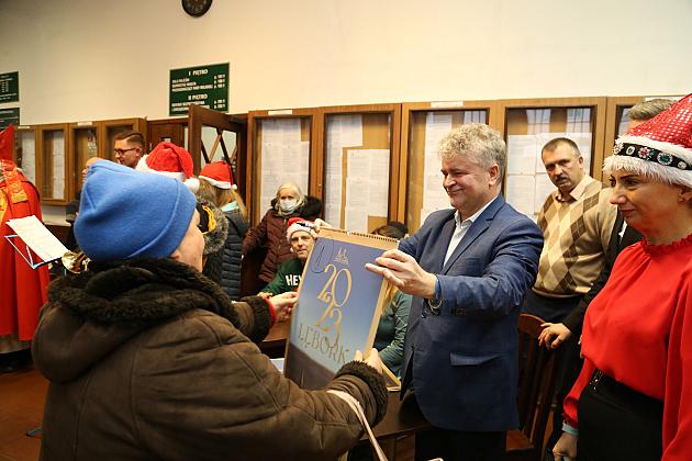 Kalendarze Lęborka na rok 2023 rozdane na „Mikołajki”