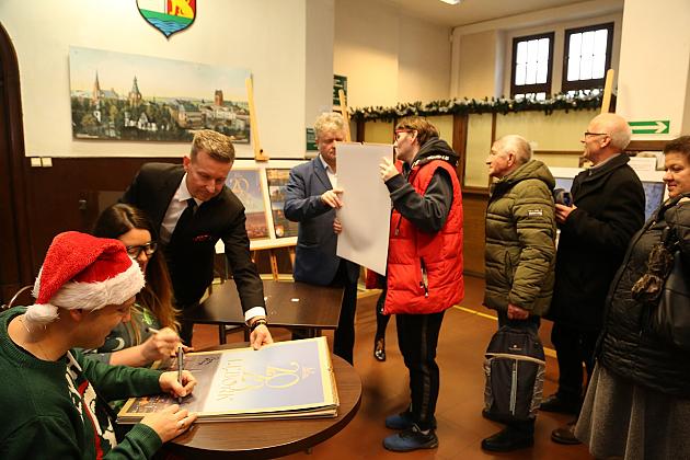 Kalendarze Lęborka na rok 2023 rozdane na „Mikołajki”