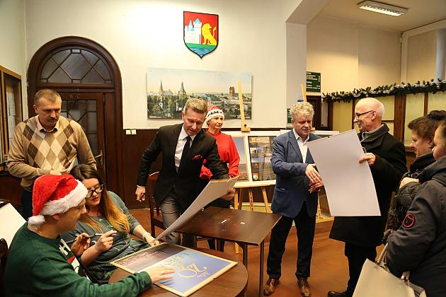 Kalendarze Lęborka na rok 2023 rozdane na „Mikołajki”