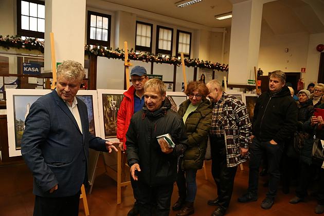 Kalendarze Lęborka na rok 2023 rozdane na „Mikołajki”