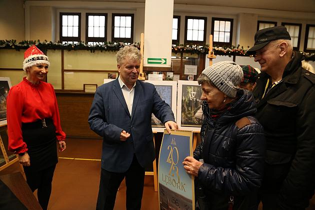 Kalendarze Lęborka na rok 2023 rozdane na „Mikołajki”
