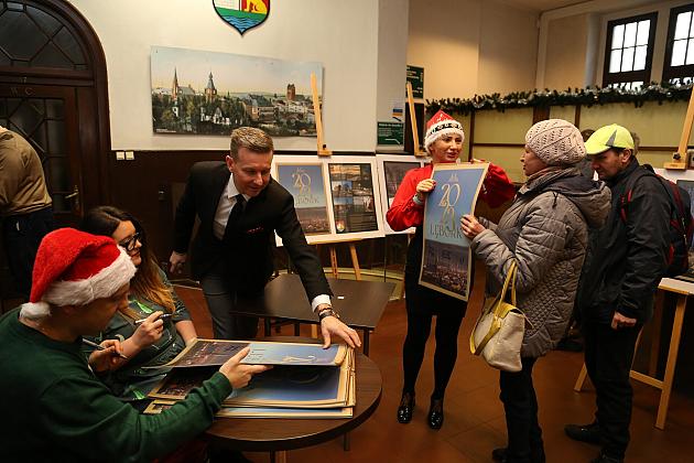 Kalendarze Lęborka na rok 2023 rozdane na „Mikołajki”