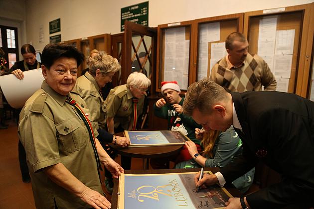 Kalendarze Lęborka na rok 2023 rozdane na „Mikołajki”