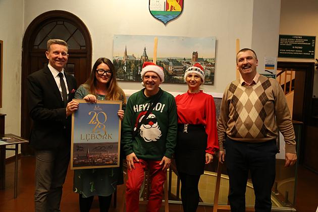 Kalendarze Lęborka na rok 2023 rozdane na „Mikołajki”