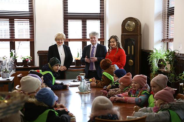 Nadchodzi Wiosna – przedszkolaki w ratuszu z marzanną i życzeniami