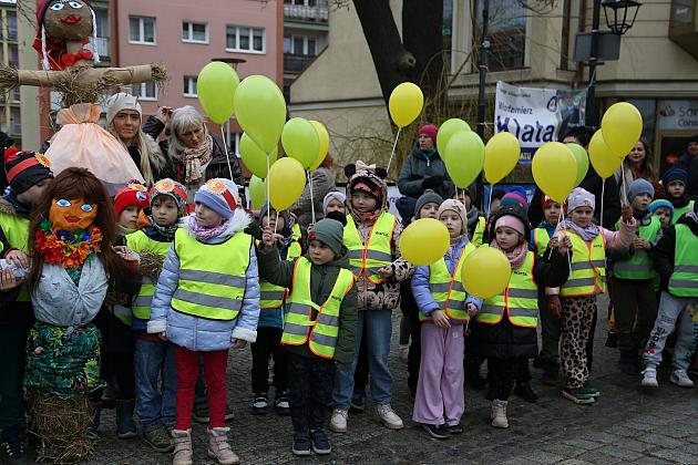 Obchody Pierwszego Dnia Wiosny w Lęborku: topienie marzann i rekreacyjny rajd pieszy