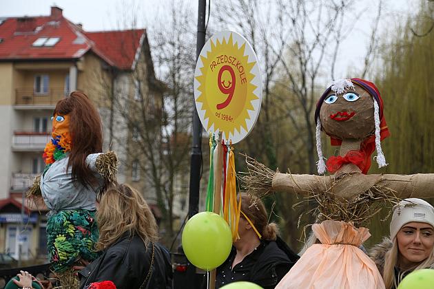 Obchody Pierwszego Dnia Wiosny w Lęborku: topienie marzann i rekreacyjny rajd pieszy