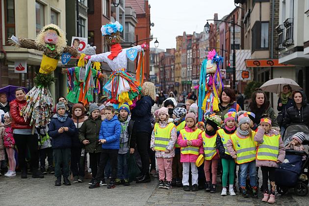 Obchody Pierwszego Dnia Wiosny w Lęborku: topienie marzann i rekreacyjny rajd pieszy