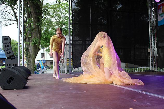 Radosny festyn z okazji Dnia Dziecka na Placu Pokoju w Lęborku