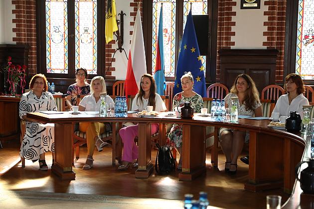 Spotkanie w ratuszu ws. nowego roku szkolnego i ślubowanie