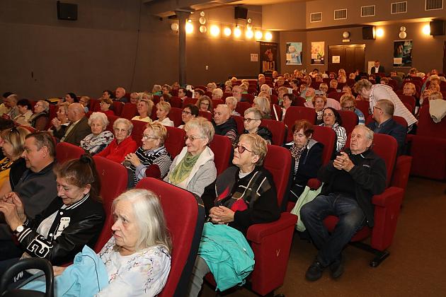 Seniorki i seniorzy na Powiatowym Forum Senioralnym w Lęborku