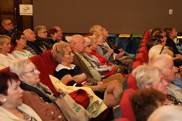 Seniorki i seniorzy na Powiatowym Forum Senioralnym w Lęborku