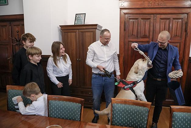 Burmistrz pogratulował braciom, którzy uratowali psa