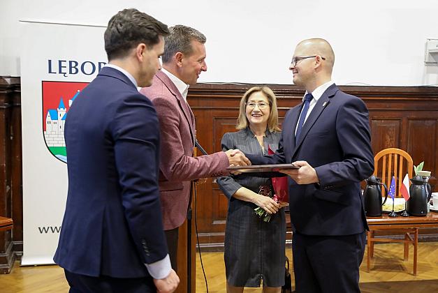 Wzruszenia na Sali Rajców. Pożegnanie Sekretarza Miasta Lęborka Mariana Kurzydło