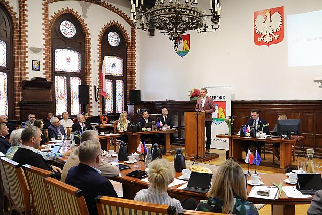 Wzruszenia na Sali Rajców. Pożegnanie Sekretarza Miasta Lęborka Mariana Kurzydło