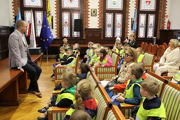 Wielkanocna wizyta przedszkolaków w lęborskim ratuszu