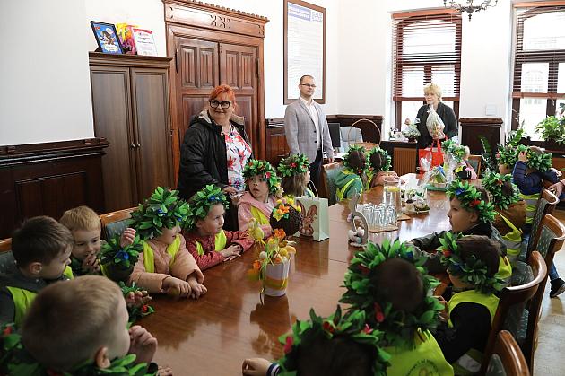 Wielkanocna wizyta przedszkolaków w lęborskim ratuszu