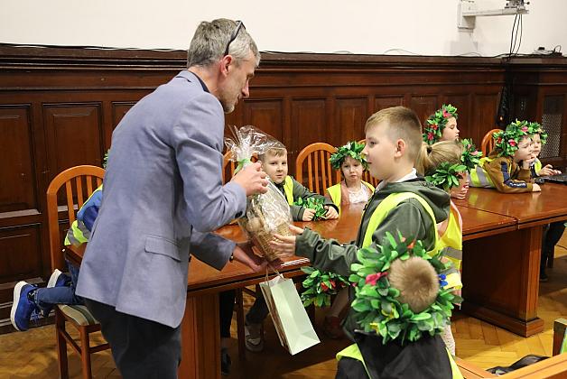 Wielkanocna wizyta przedszkolaków w lęborskim ratuszu